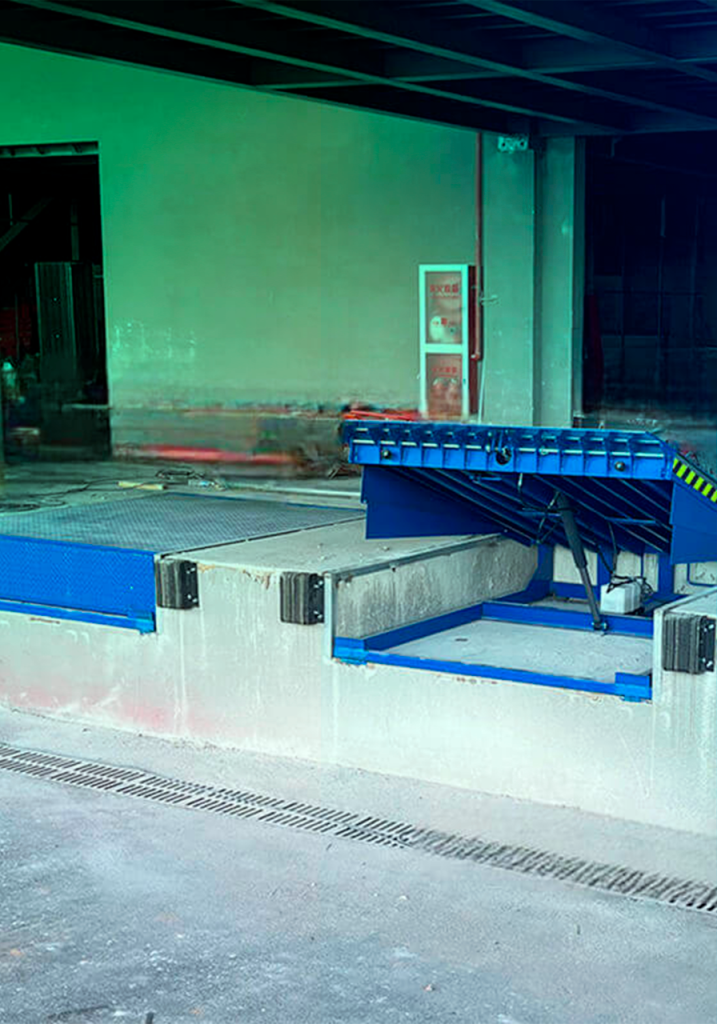 Nivelador de muelle hidráulico industrial para carga y descarga en centro logístico
