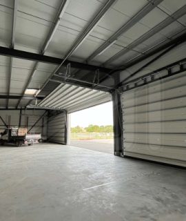 Puerta seccional panel sándwich industrial Angel Mir en bodega logística